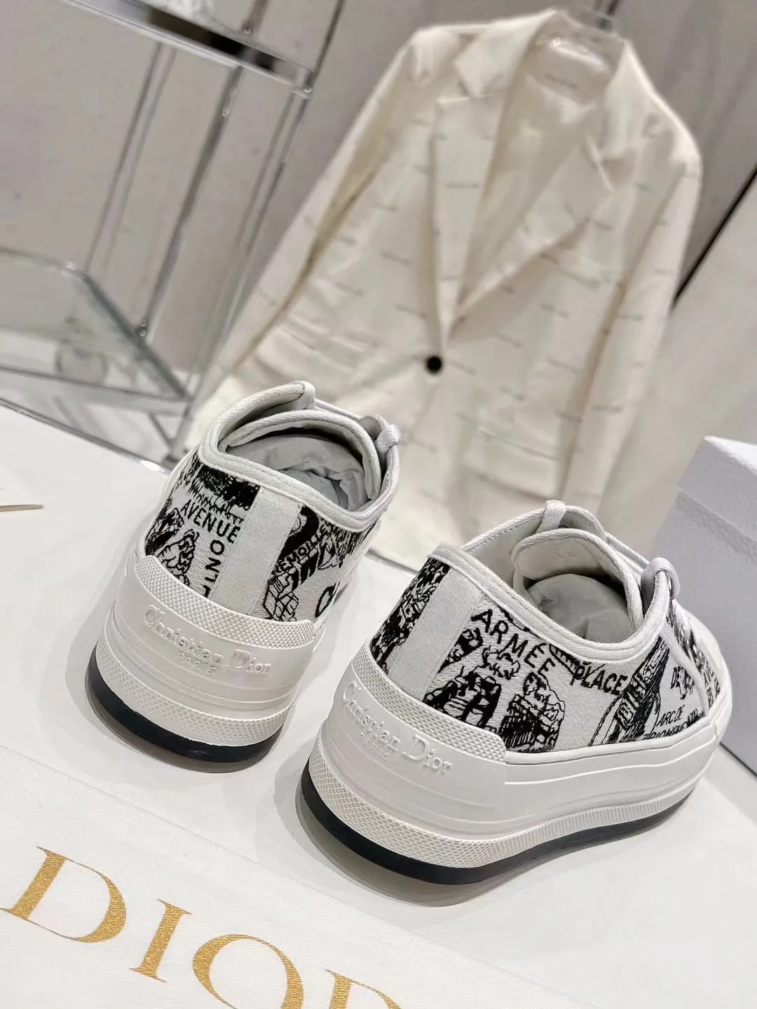 👟👟Ex-factory price 520👟👟 Dior’s 2025 Walk ‘n’ Dior embroidered mid-top casual shoes are new. On the fashion stage, Dior embroidered shoes are the well-deserved protagonist. Delicate stitching is used on the upper, every stitch is devoted to the craftsman's efforts, and every thread is woven with artistic poetry. From complex floral patterns to smart geometric textures, embroidery is like the magic that gives shoes life, allowing them to show dynamic beauty even in static conditions.   Wearing Dior embroidered shoes feels like stepping into a dream world full of art. It is not only a pair of shoes, but also a walking piece of art that perfectly integrates fashion and culture. Whether you are strolling on the bustling city streets or attending important social occasions, Dior embroidered shoes can add unique charm to your style and become the focus of everyone's attention.   Choosing Dior embroidered shoes means choosing a persistent pursuit of quality and a unique understanding of fashion. Let it accompany you through every wonderful moment and leave your own fashion mark.  Material: Sheepskin lining, feet, silk cowhide, size 35-41, heel height 5cm